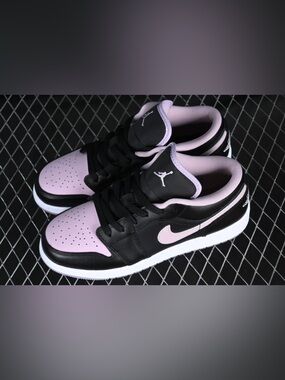 Air Jordan 1 Low SE (GS) | Black/Iced Lilac/White